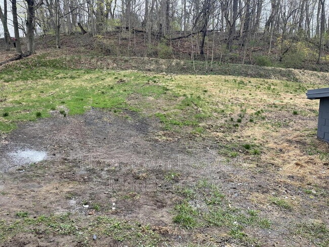 Building Photo - 252 River Rd