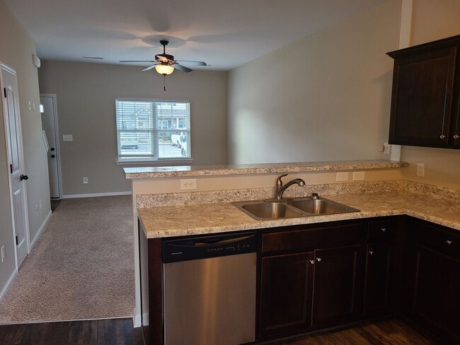Building Photo - 2 Bedroom, 2.5 Bath Townhouse located in S...
