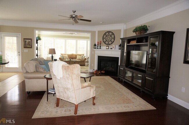 Foto del edificio - 6526 Autumn Crest Ln