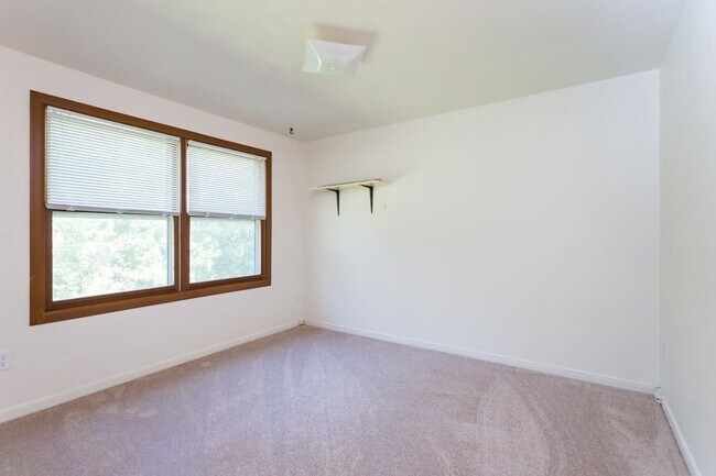 Building Photo - 166 Logan Ln