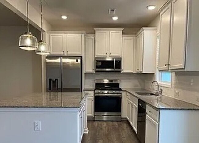 Building Photo - 3 BR/2BA | 1-Car Garage | End-Unit