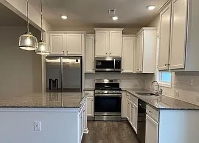 Foto del edificio - 3 BR/2BA | 1-Car Garage | End-Unit