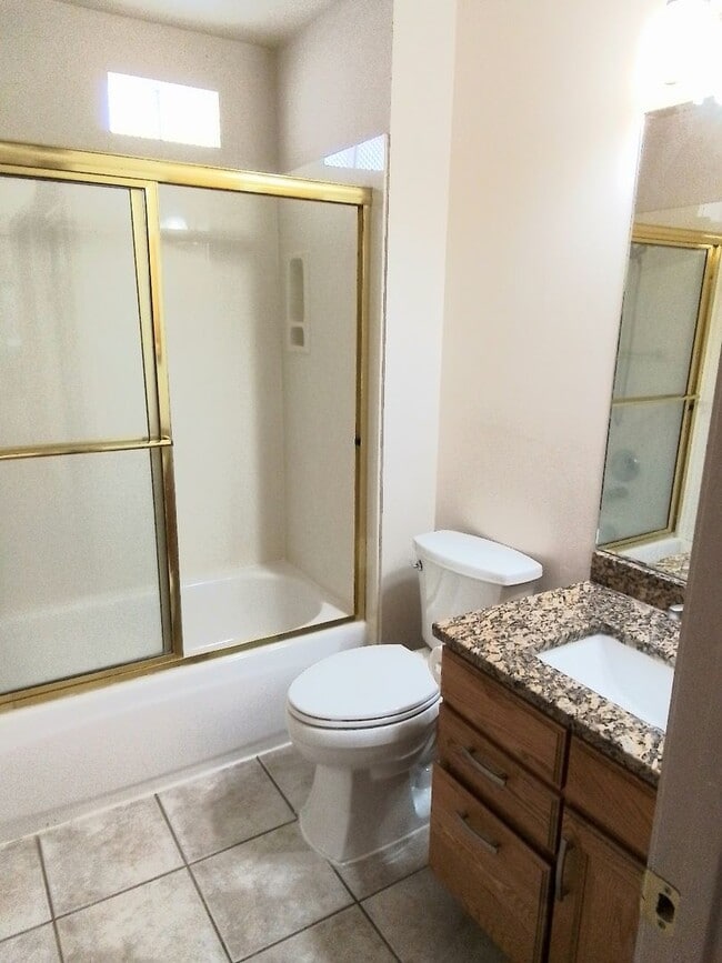 Building Photo - Three Bedroom Great Location