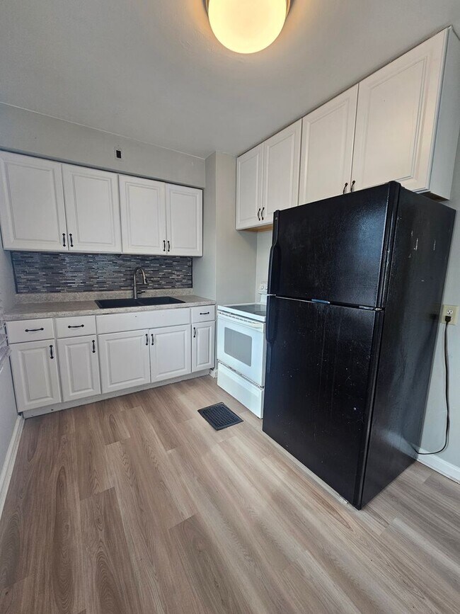 Foto del edificio - There is a $25 fee per application and everyone over 18 needs to fill out their own application.