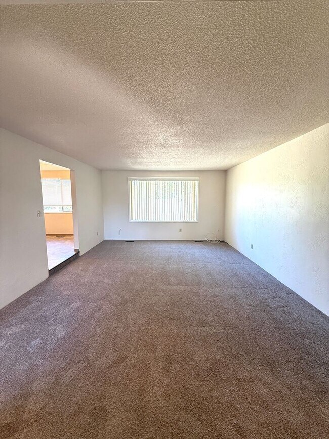 Building Photo - Roomy 3 Bed, 2 Bath Home in Northeast Medford