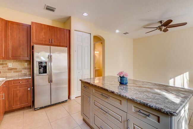 Building Photo - 6960 Julia Gardens Dr