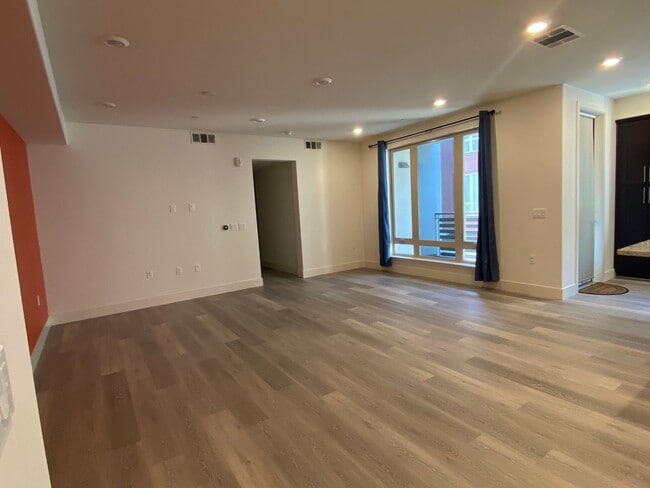 Building Photo - Welcome to this stunning 3 bedroom 2.5 bat...