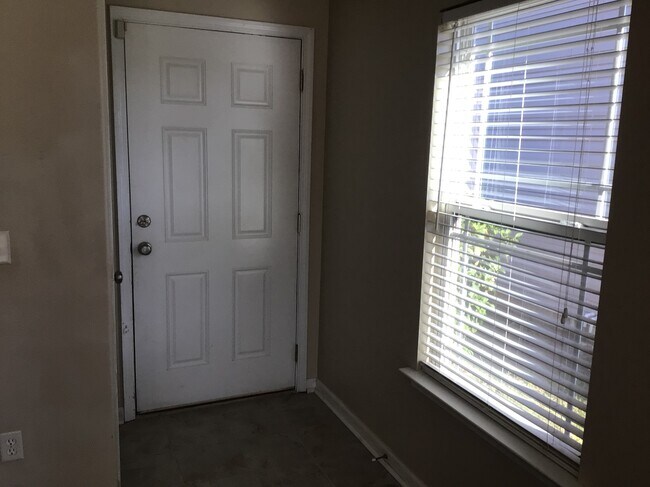 Building Photo - 117 Lake Pointe Drive