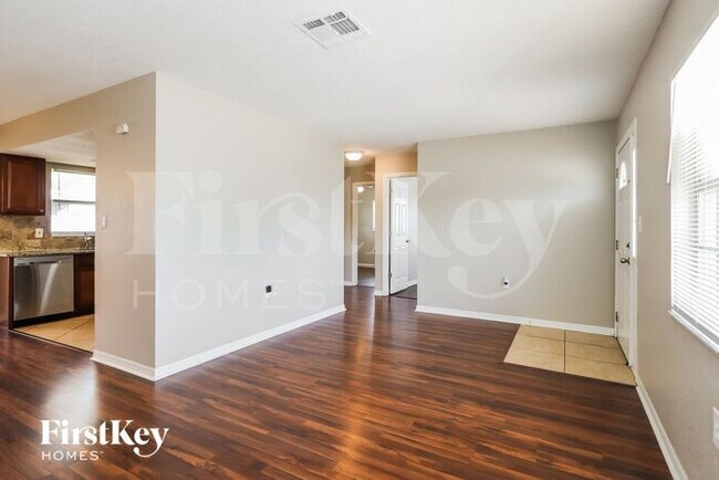 Foto del edificio - 8241 Hixton Dr