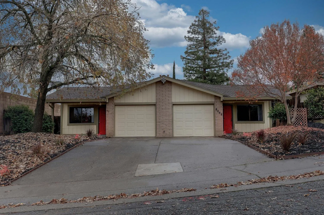 Building Photo - Renovated duplex off Hazel!