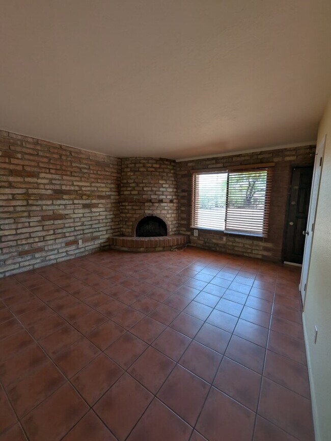 Foto del edificio - 2 Bedroom 1 bath with exposed brick