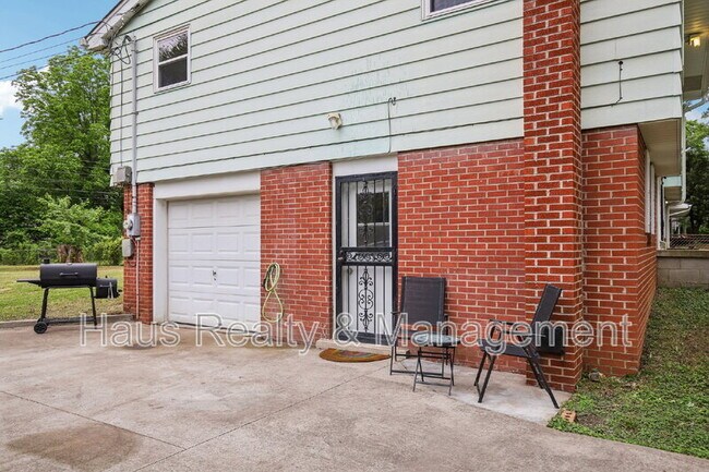 Foto del edificio - 144 Airport Rd