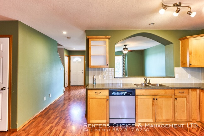 Building Photo - Pet Friendly Uplands Townhouse near Schools!