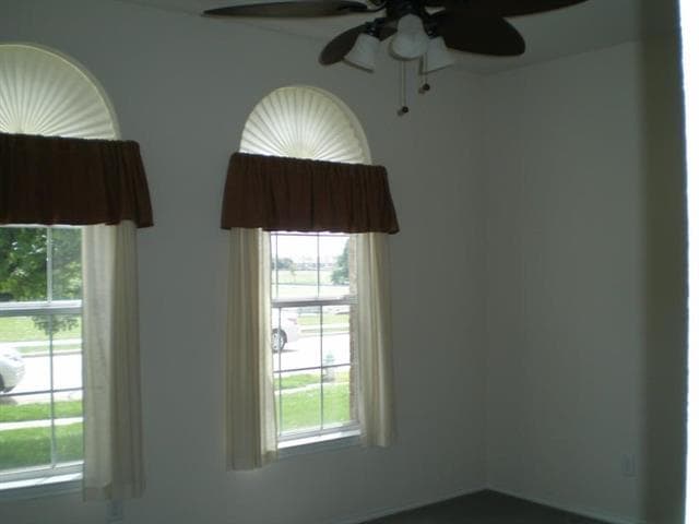 Building Photo - 2213 Willow Dr