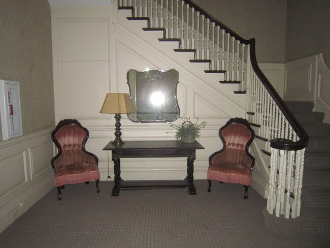 Lobby table & chairs - 61 Marlborough St