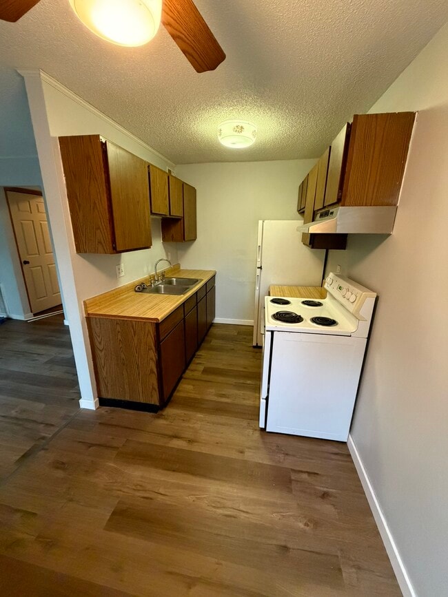 Kitchen - 1002 Cherokee St