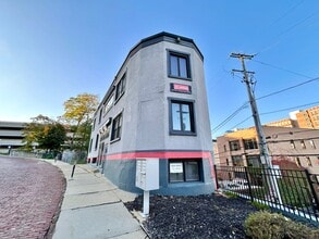 Building Photo - 20 Crescent St NE