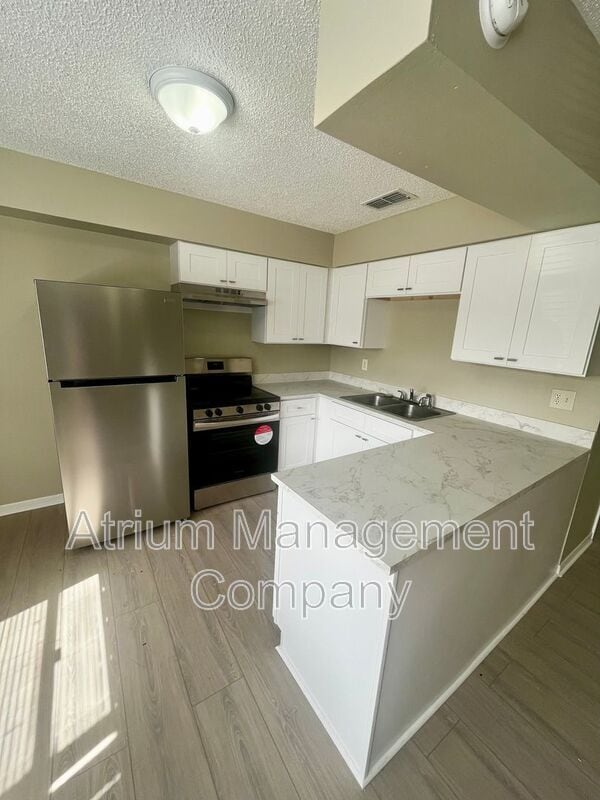 Building Photo - 5452 Lewellyn Rd