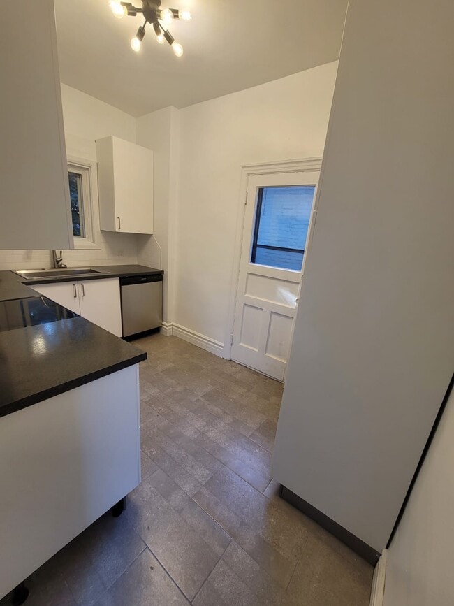 Building Photo - 2 Bedroom in Desirable Location Steps to Locke St