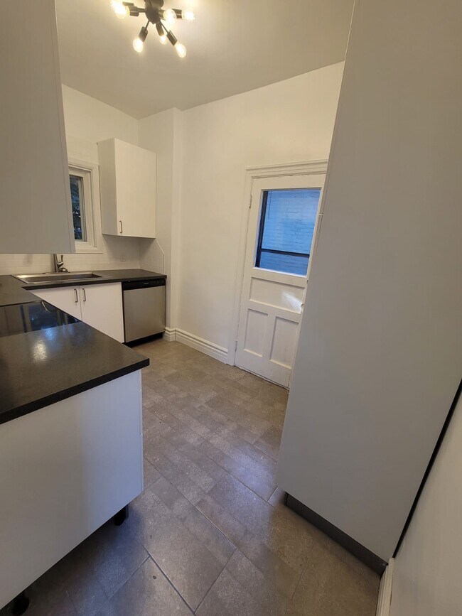 Photo du bâtiment - 2 Bedroom in Desirable Location Steps to Locke St