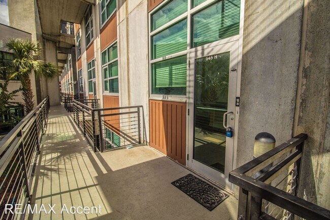 Building Photo - 2 br, 2.5 bath House - 545 Berrien St. Unit H