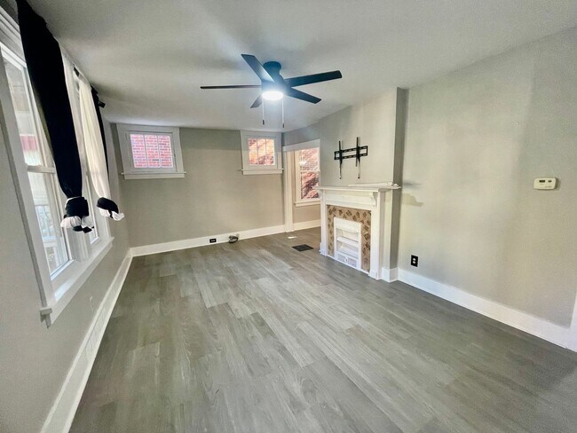 Foto del edificio - 3 Bedroom 1.5 Bath in Dormont! Off Street Parking!