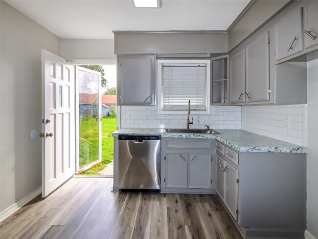 Foto del edificio - 6705 Speaker St