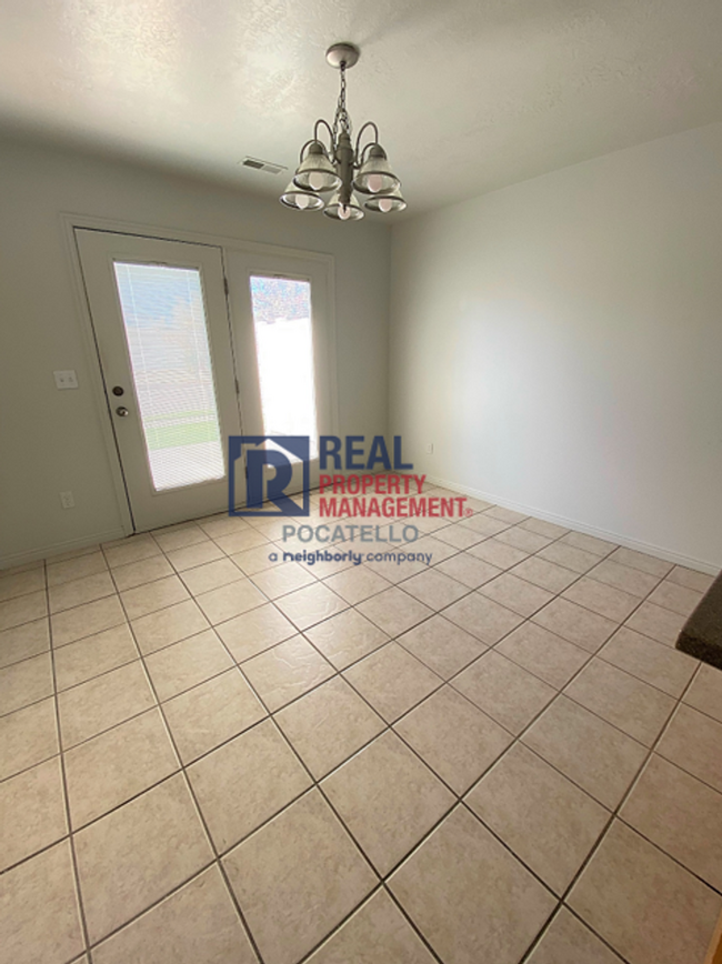 Building Photo - MOVE IN SPECIAL - 2 Bed 1.5 Bath Town Home...