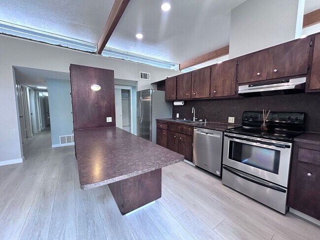 Foto del edificio - Three Bedroom Two Bathroom Home with Den/Home Office