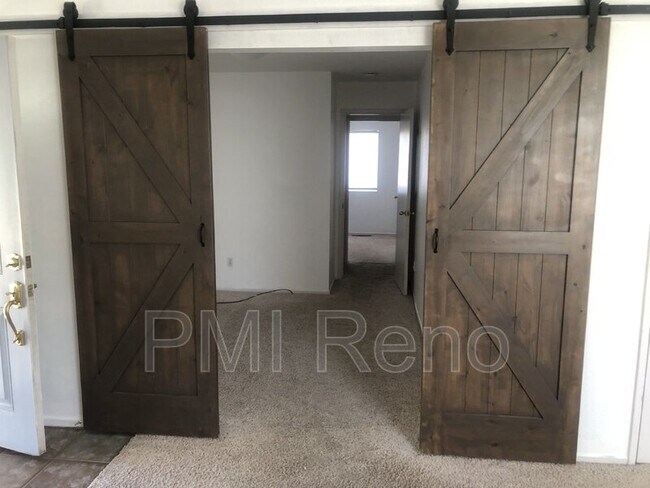 Foto del edificio - 1584 Reno View Dr