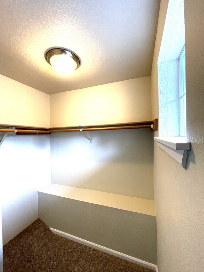 Walk-In Closets - 5604 96th St E