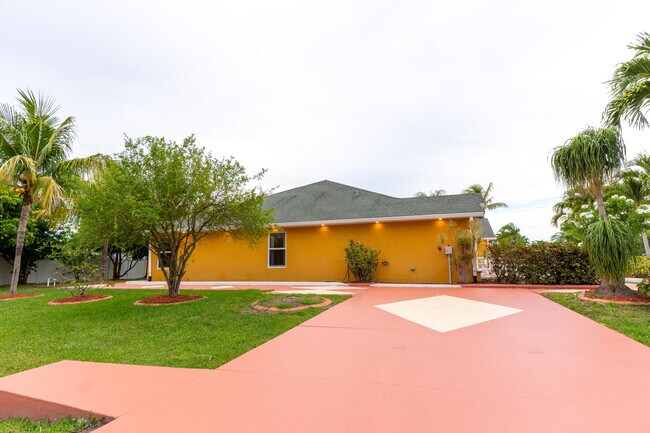 Foto del edificio - 2853 SE Melaleuca Blvd