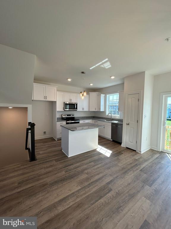 Building Photo - 348 Avon Dr