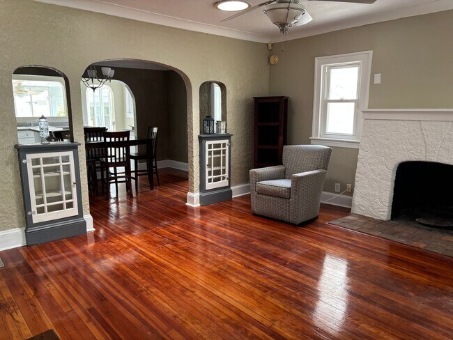 Building Photo - Charming Mediterranean Bungalow in the Heart of Historic DeLand