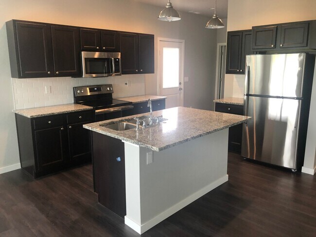 Foto del edificio - Ellis Flats Townhomes | Modern 3 Bedroom /...