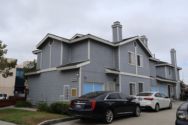 Photo - 1323 W Palmyra Ave Apartments