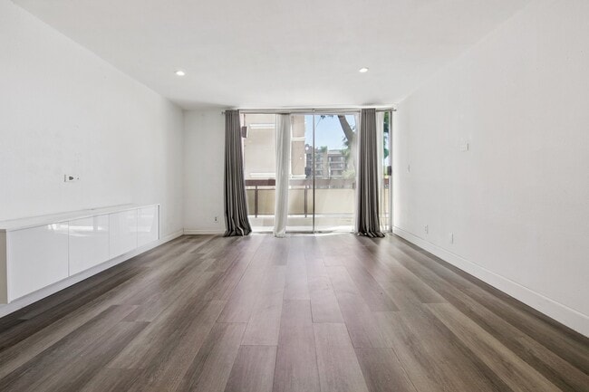 Building Photo - 321 S San Vicente Blvd