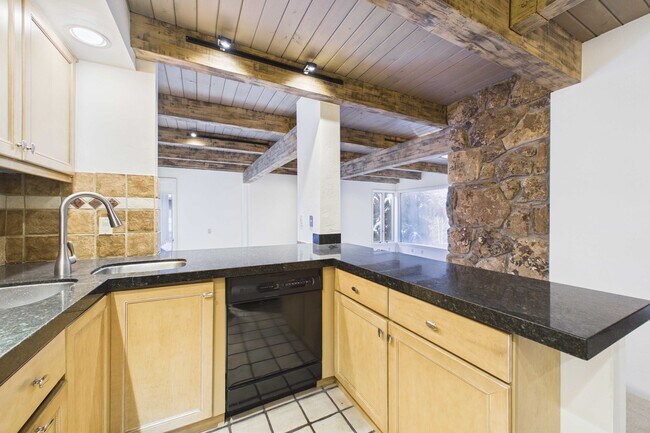 Foto del edificio - 651 S Monarch St