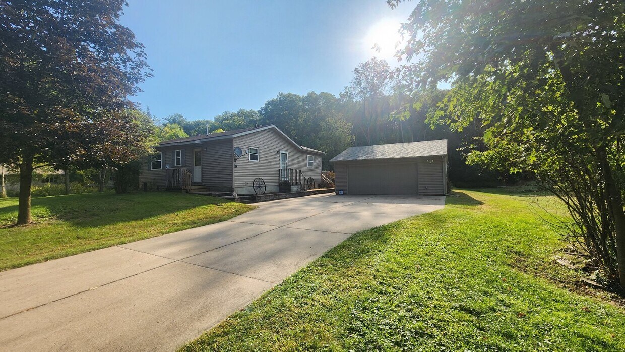 Foto principal - 2 Bed, 1 Bath Home with 2 Car Garage, Secl...