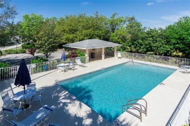 Foto del edificio - 295 Fareham Dr