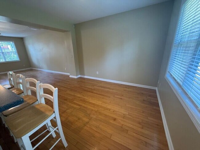 Foto del edificio - Spacious 3 bedroom 2.5 bath end unit townhome!