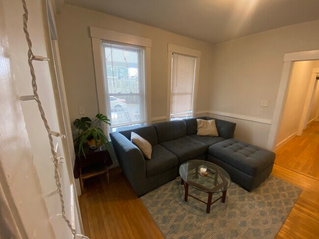 Building Photo - 254 Crescent St
