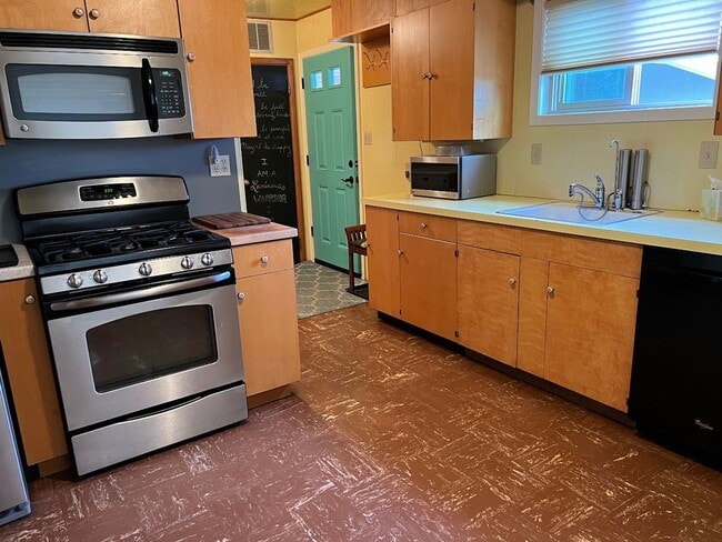 Building Photo - Great spacious 3-bedroom residence