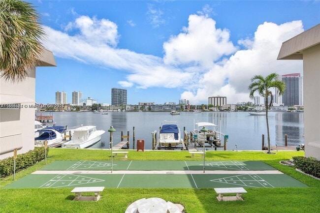 Foto del edificio - 300 Golden Isles Dr