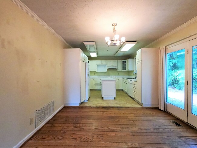 Building Photo - SOUTH KNOXVILLE 3 BEDROOM, 1 BATH HOME IN ...