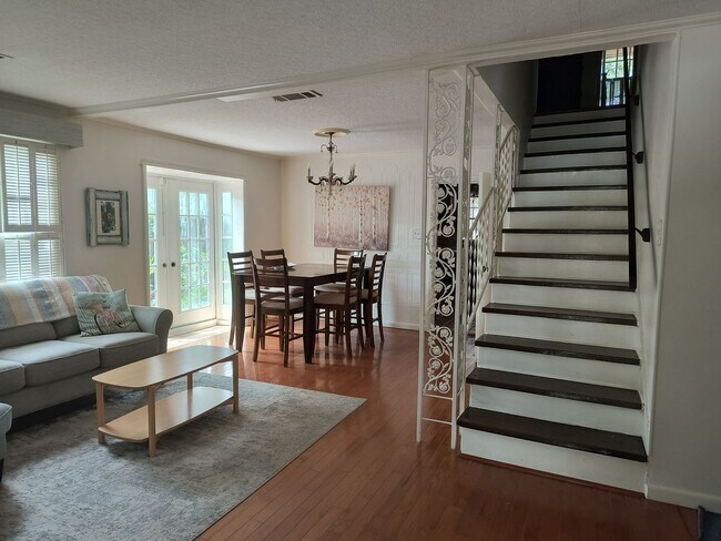 Building Photo - 4 bedroom Home 3 blocks from Gulf of America