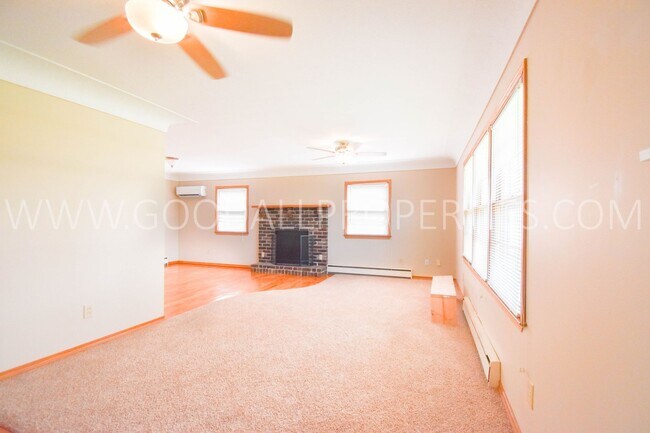 Building Photo - Country living in Waukee