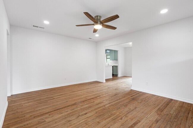 Building Photo - 2422 Wilton Ave