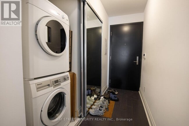 Building Photo - 1080 Bay St.