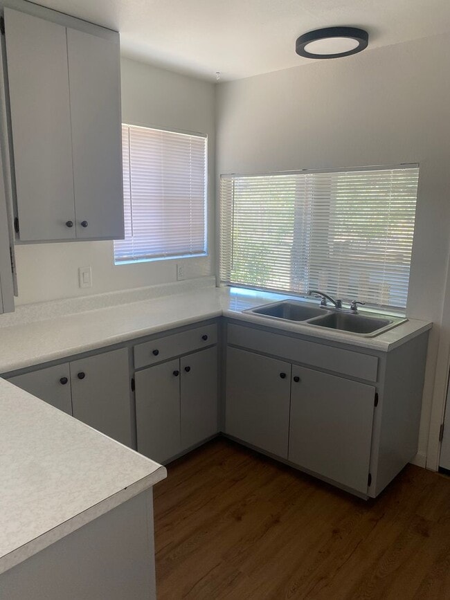 Building Photo - **Newly Remodeled and Updated 2 Bedroom/ 1...
